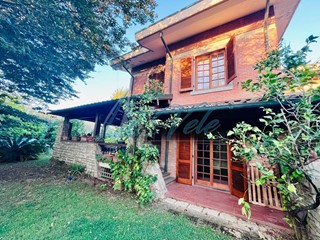 Casa Semi Indipendente in Vendita a Montignoso, 600'000€, 370 m², con Box