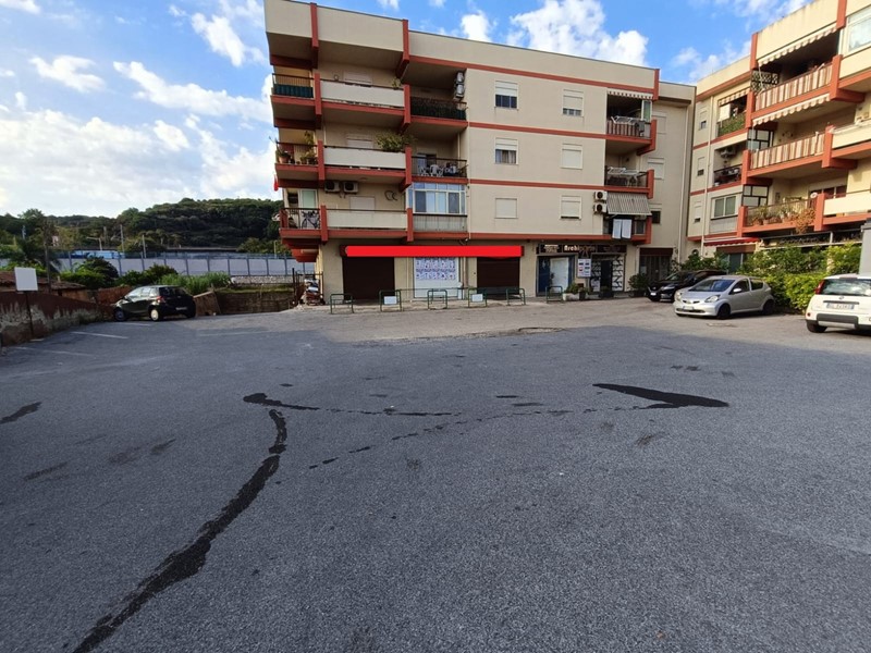 Negozio in Vendita a Rometta, 680 m²