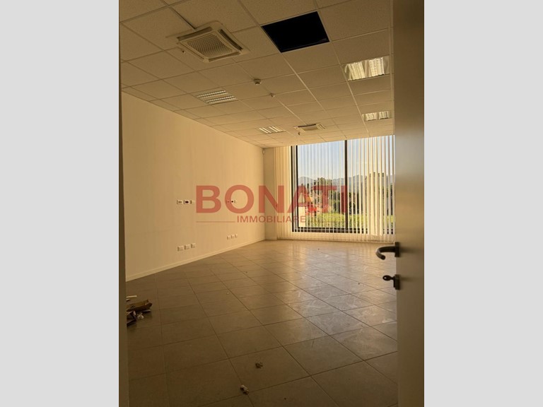 Capannone in Affitto a Sarzana, 5'000€, 635 m²