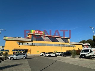 Capannone in Affitto a Sarzana, 5'000€, 635 m²