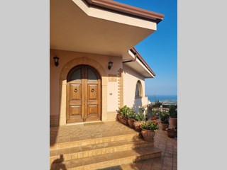 Villa in Vendita a Strongoli, 290'000€, 380 m², arredato