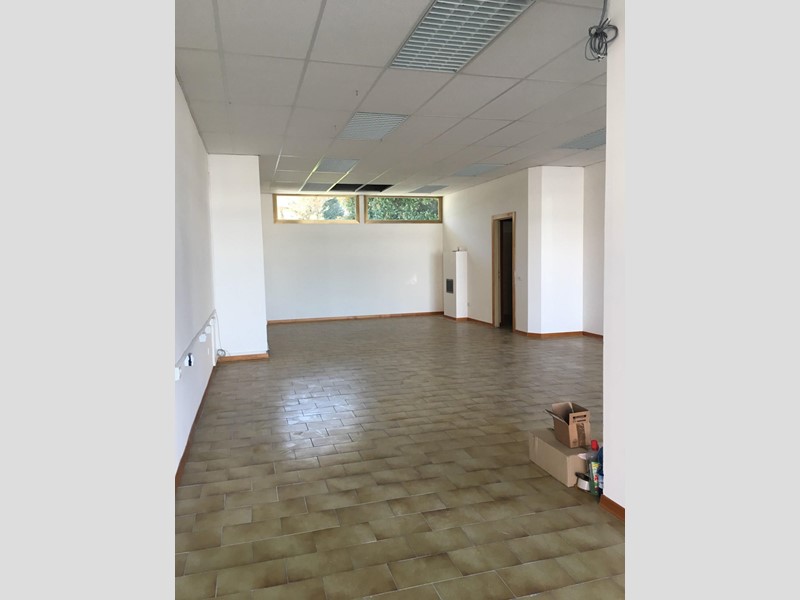 Immobile commerciale in Affitto a Massa, 1'300€, 77 m²