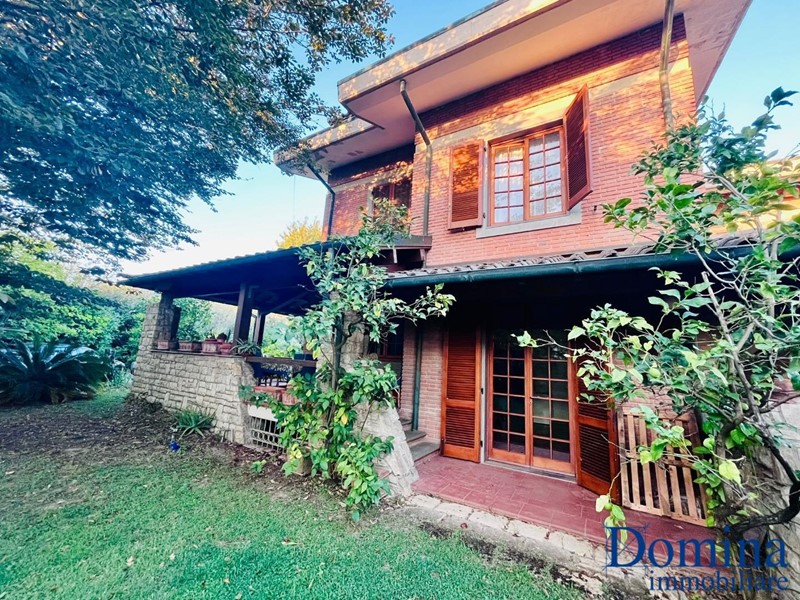 Casa Semi Indipendente in Vendita a Montignoso, 600'000€, 370 m², con Box
