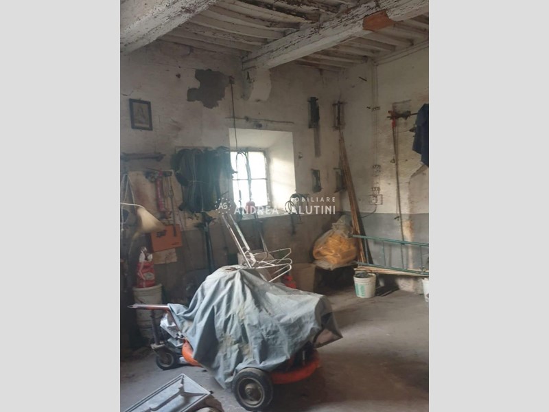 Magazzino in Vendita a Buti, 39'000€, 200 m²