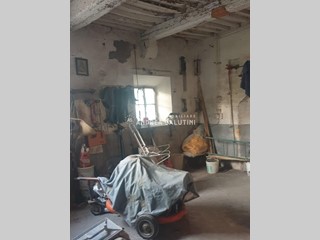 Magazzino in Vendita a Buti, 39'000€, 200 m²