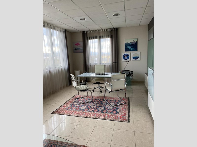 Ufficio in Affitto a Pescara, zona Tiburtina, 2'500€, 300 m², arredato