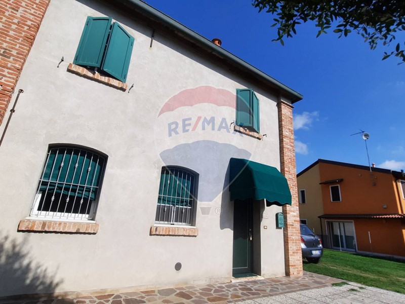Villa bifamiliare in Vendita a Ferrara, zona Malborghetto di Boara, 239'000€, 154 m²