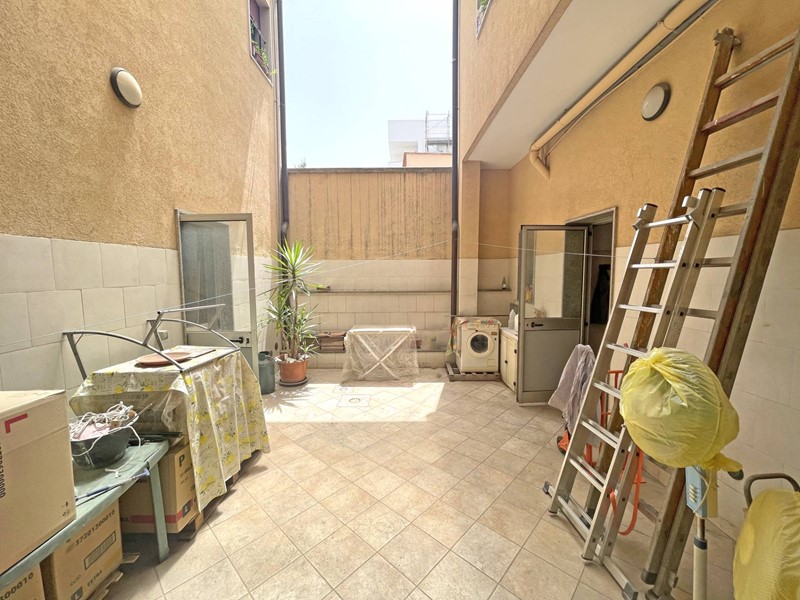 Immobile commerciale in Vendita a Brindisi, zona Cappuccini, 94'000€, 65 m²