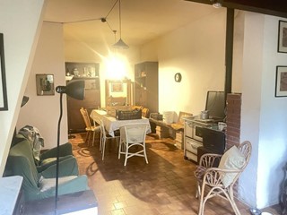 Casa Indipendente in Vendita a Massa, zona Mirteto, 308'000€, 125 m²