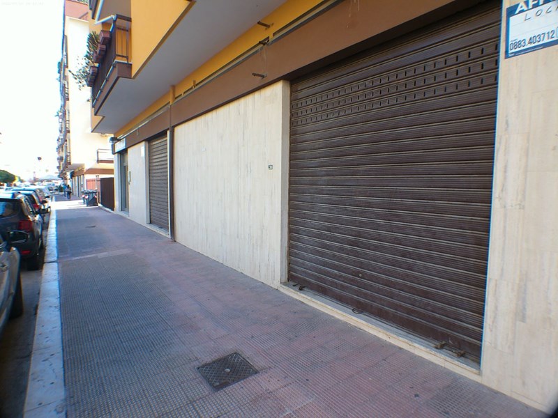 Negozio in Affitto a Trani, 500€, 73 m²