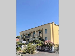 Quadrilocale in Vendita a Massa, zona Ronchi, 240'000€, 65 m²