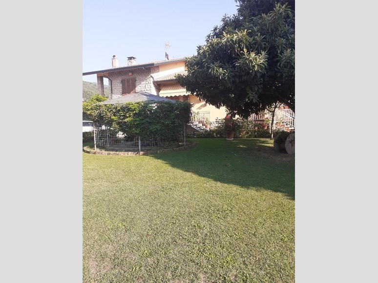 Villa in Vendita a Montignoso, zona Renella, 590'000&euro;, 170 m², con Box