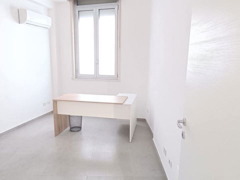 Ufficio in Affitto a Agrigento, 300€, 11 m², arredato