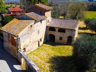 Casa di corte in Vendita a Colle di Val D'Elsa, zona Quartaia, 490'000&euro;, 680 m², con Box