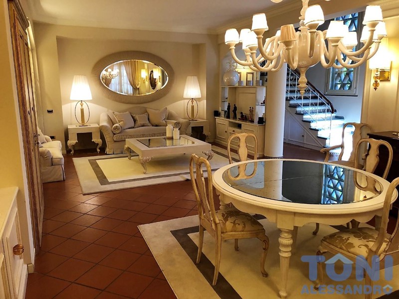 Villa in Vendita a Fucecchio, 650'000€, 400 m², con Box