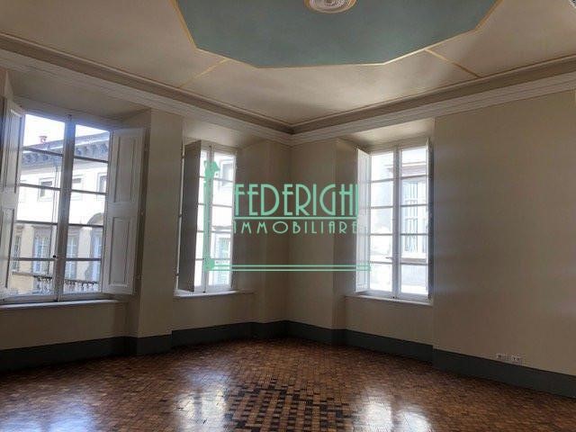 Ufficio in Affitto a Lucca, 4'500€, 350 m²