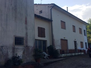 Casa di corte in Vendita a Capannori, zona Massa Macinaia, 350'000€, 400 m², con Box
