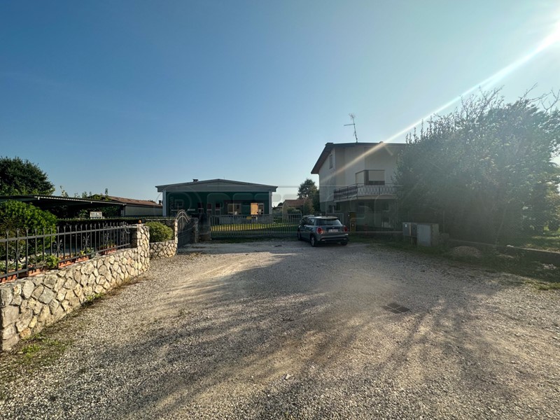 Capannone in Vendita a Gonars, 198'000€, 1476 m²