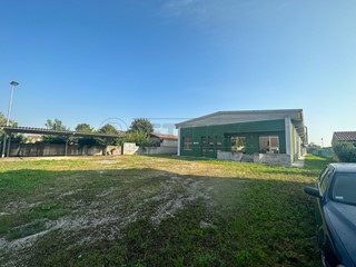 Capannone in Vendita a Gonars, 198'000€, 1476 m²