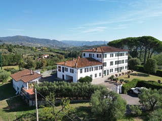 Villa in Vendita a Capannori, zona Est, 2'200'000€, 900 m², con Box