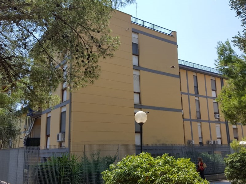 Appartamento in Vendita a Taranto, zona QUARTIERE PAOLO VI - P.ZZA BRODOLINI, 65'000€, 110 m²