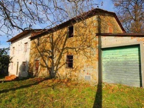 Casale in Vendita a Vinci, 360'000€, 440 m²