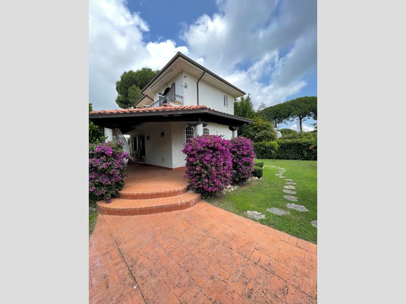Villa in Vendita a San Felice Circeo, 1'200'000€, 300 m², con Box