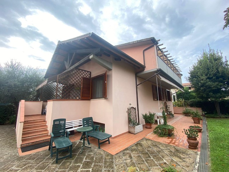 Villa bifamiliare in Vendita a Grosseto, zona Rispescia, 520'000€, 262 m², arredato, con Box