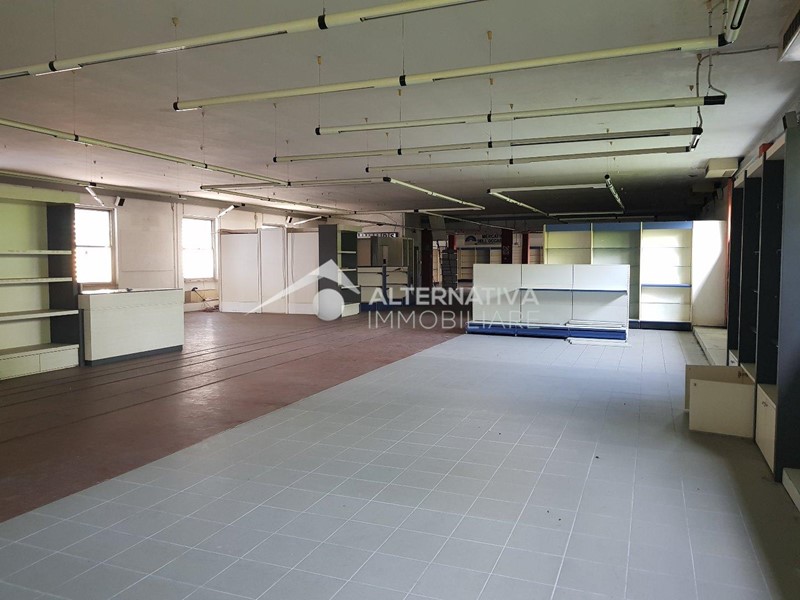 Capannone in Vendita a Lucca, 1'500'000€, 1800 m²