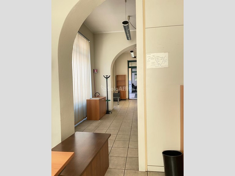 Capannone in Affitto a Gallarate, zona Piazza Risorgimento, 2'200&euro;, 170 m², con Box