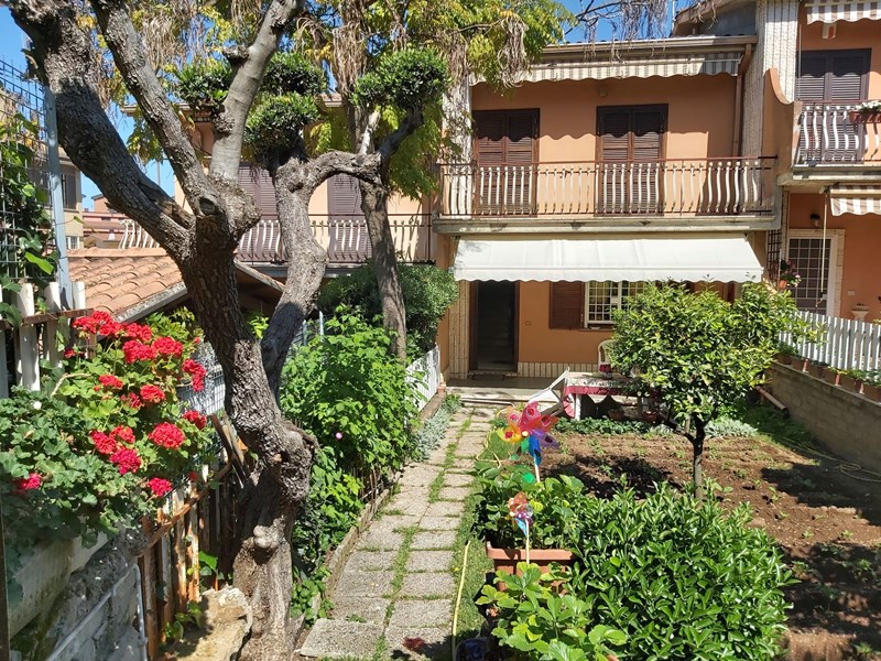 Villetta a schiera in Vendita a Fonte Nuova, zona torlupara, 235'000€, 250 m², con Box