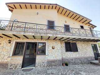 Villa in Vendita a Nepi, zona via dei pini, 250'000&euro;, 208 m²