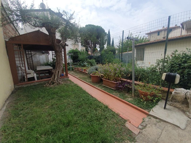 Casa Indipendente in Vendita a Empoli, zona Santa Maria a Ripa, 370'000€, 190 m², arredato, con Box