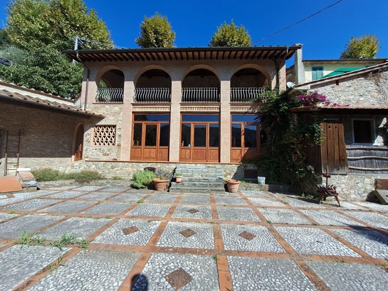 Attività commerciale in Vendita a Pietrasanta, 550'000€, 300 m²