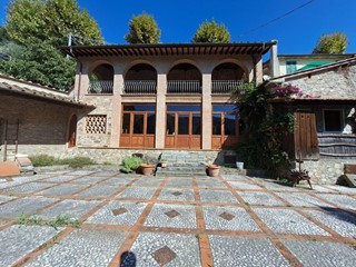 Attività commerciale in Vendita a Pietrasanta, 550'000€, 300 m²