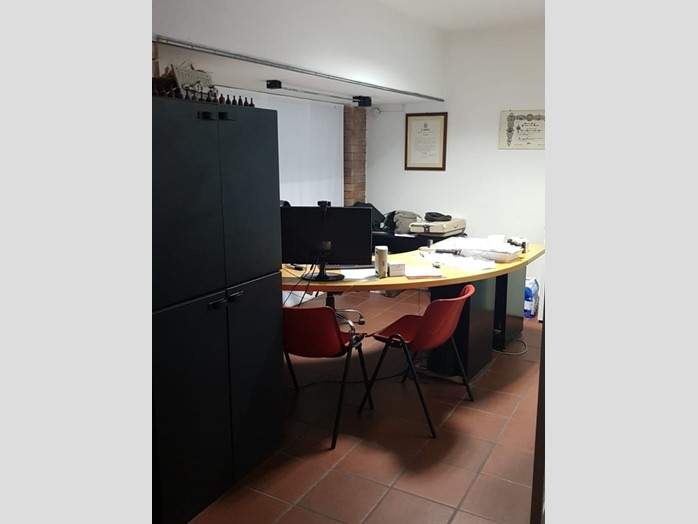 Negozio in Affitto a Carpi, 750€, 65 m²