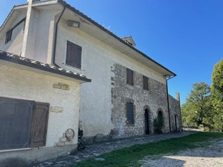 Casale in Vendita a Orte, 295'000€, 400 m²