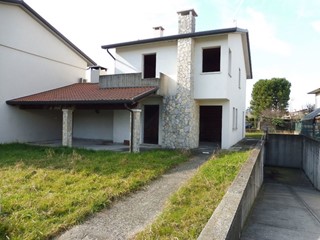 Villa bifamiliare in Vendita a Nove, 240'000€, 275 m²