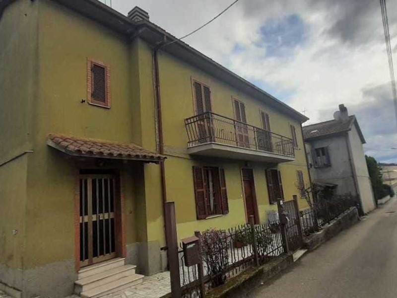 Casa Semi Indipendente in Vendita a Terni, 105'000€, 120 m²