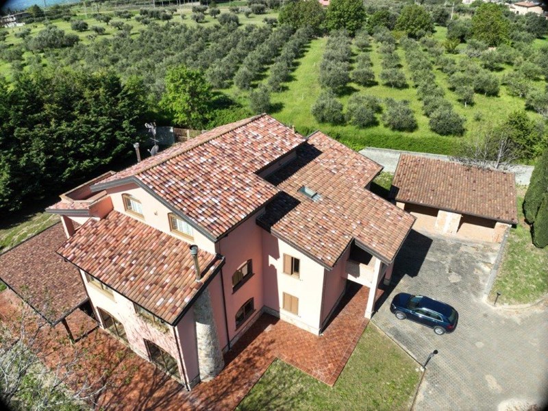 Villa in Vendita a Frascineto, 600'000€, 560 m²