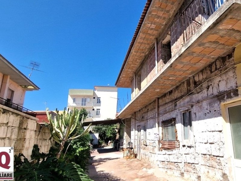 Casa di corte in Vendita a Mondragone, zona Via Taranto, 35'000€, 160 m²