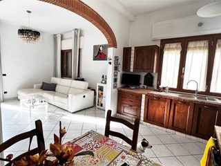 Casa Indipendente in Vendita a Cascina, 430'000€, 180 m², arredato, con Box