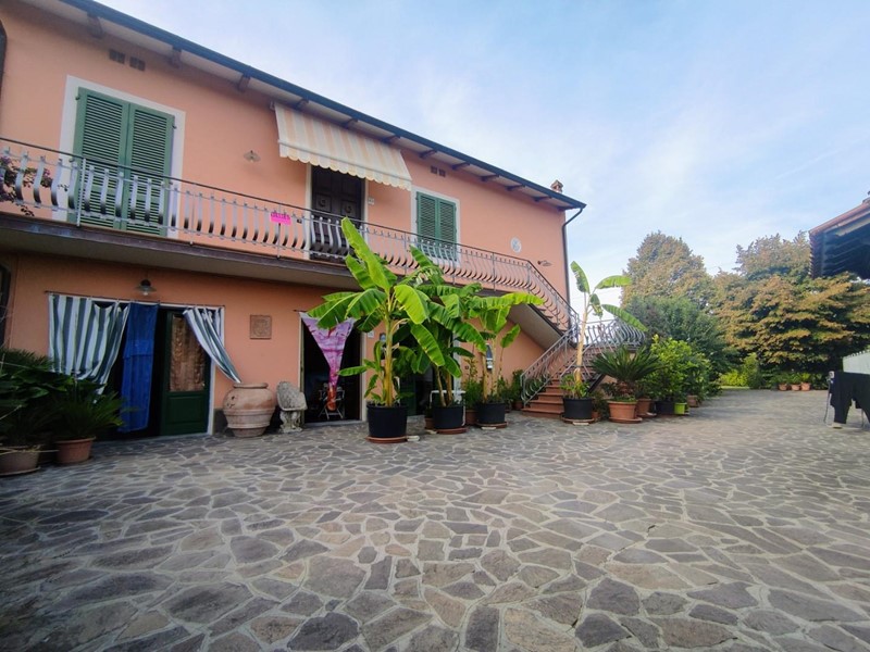 Casa Semi Indipendente in Vendita a Fucecchio, zona Ponte a Cappiano, 245'000€, 145 m², con Box