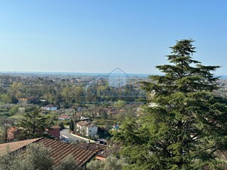 Villa in Vendita a Castelnuovo Magra, 480'000€, 250 m², con Box