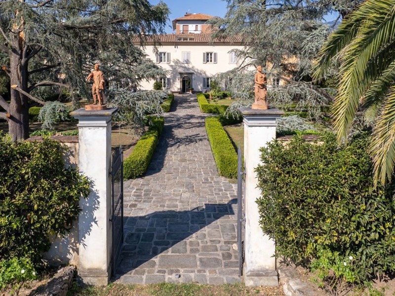 Villa in Vendita a Pistoia, 1500 m²