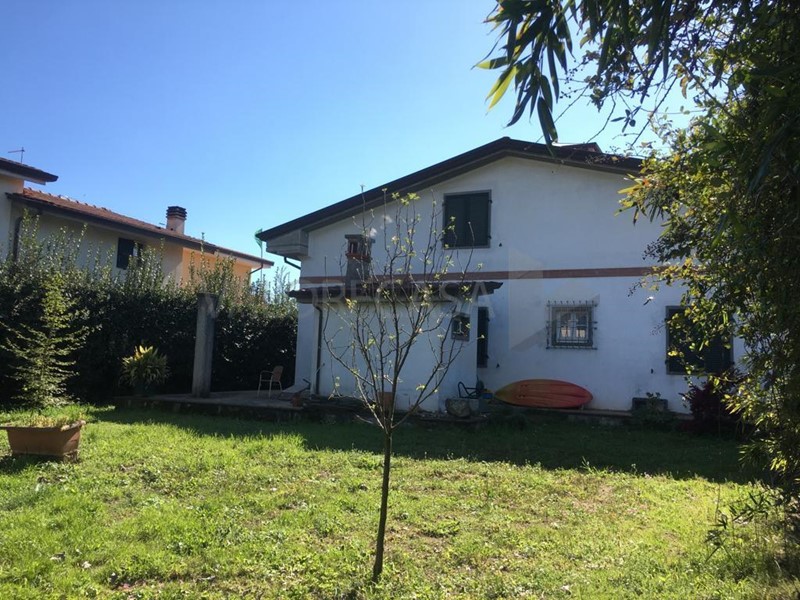 Casa Indipendente in Vendita a Carrara, zona Marina Di Carrara, 690'000€, 200 m²