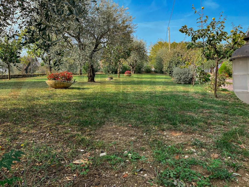 Casa Indipendente in Vendita a Jesi, zona ZONA 6A, 251 m², con Box