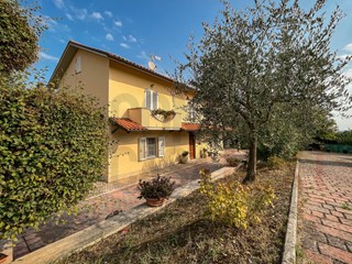 Casa Indipendente in Vendita a Jesi, zona ZONA 6A, 251 m², con Box