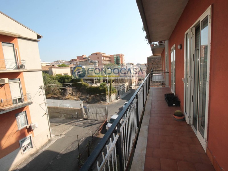 Appartamento in Vendita a Catania, zona Zona semicentro, 275'000€, 191 m²
