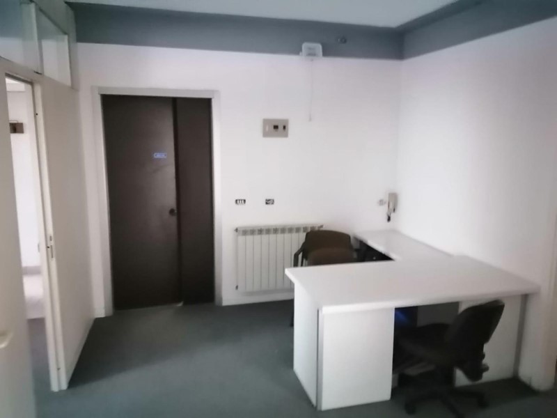 Ufficio in Affitto a Lucca, 900€, 90 m²